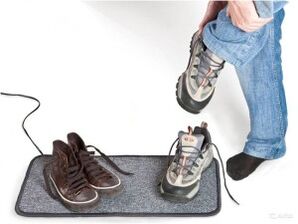 Мокрите обувки като причина за развитието на гъбички на ноктите на ноктите